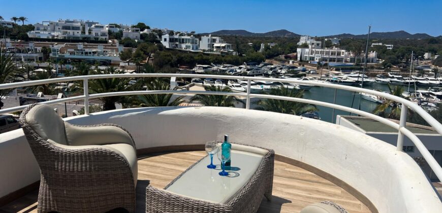 RESERVED – PENTHOUSE APARTMENT IN PRIME LOCATION OVERLOOKING THE MARINA 599.999€