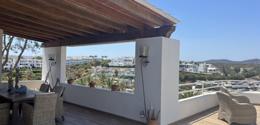 RESERVED – PENTHOUSE APARTMENT IN PRIME LOCATION OVERLOOKING THE MARINA 599.999€