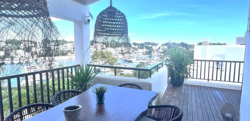 CHARMANTES LUXURIÖSES APARTMENT MIT UNVERGLEICHBAREN BLICK AUF DEN HAFEN VON CALA D’OR 979.000€