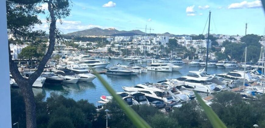 CHARMANTES LUXURIÖSES APARTMENT MIT UNVERGLEICHBAREN BLICK AUF DEN HAFEN VON CALA D’OR 979.000€