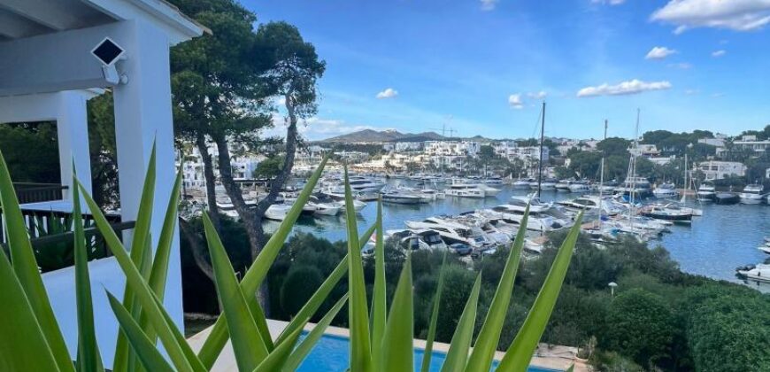 CHARMANTES LUXURIÖSES APARTMENT MIT UNVERGLEICHBAREN BLICK AUF DEN HAFEN VON CALA D’OR 979.000€