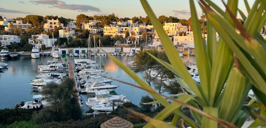 CHARMANTES LUXURIÖSES APARTMENT MIT UNVERGLEICHBAREN BLICK AUF DEN HAFEN VON CALA D’OR 979.000€