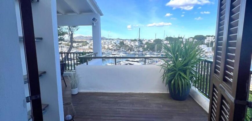 CHARMANTES LUXURIÖSES APARTMENT MIT UNVERGLEICHBAREN BLICK AUF DEN HAFEN VON CALA D’OR 979.000€