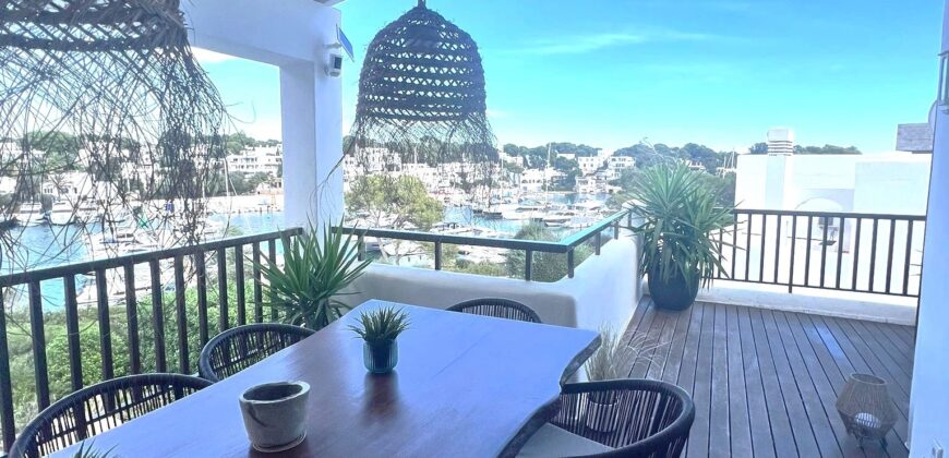 CHARMANTES LUXURIÖSES APARTMENT MIT UNVERGLEICHBAREN BLICK AUF DEN HAFEN VON CALA D’OR 979.000€