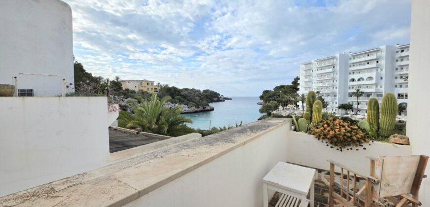 DUPLEX DE ESTILO IBICENCO CON VISTA AL MAR, EN CALA FERRERA