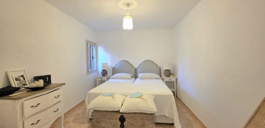 DUPLEX DE ESTILO IBICENCO CON VISTA AL MAR, EN CALA FERRERA