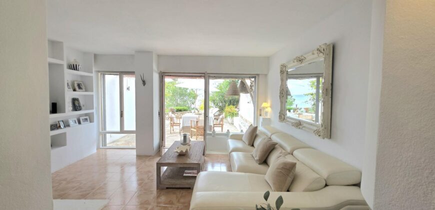 DUPLEX DE ESTILO IBICENCO CON VISTA AL MAR, EN CALA FERRERA