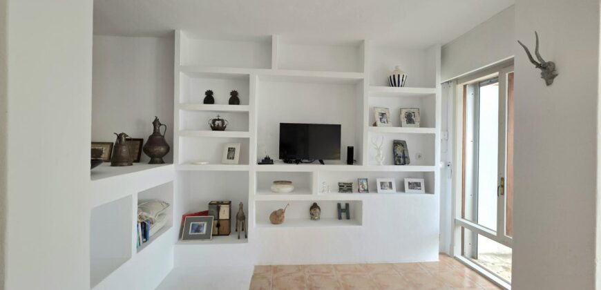 DUPLEX DE ESTILO IBICENCO CON VISTA AL MAR, EN CALA FERRERA