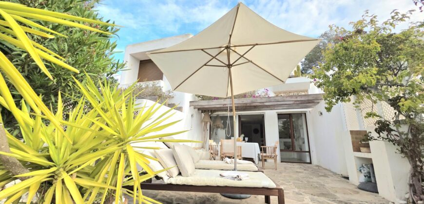 DUPLEX DE ESTILO IBICENCO CON VISTA AL MAR, EN CALA FERRERA