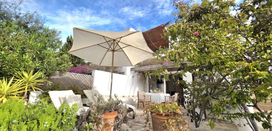 DUPLEX DE ESTILO IBICENCO CON VISTA AL MAR, EN CALA FERRERA
