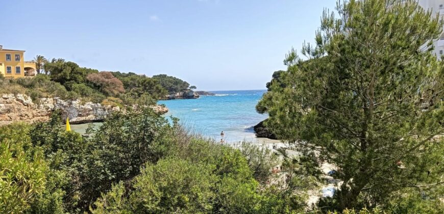 DUPLEX DE ESTILO IBICENCO CON VISTA AL MAR, EN CALA FERRERA