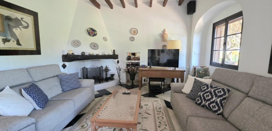 CASA DE CAMPO CON MUCHO CARÁCTER Y LICENCIA TURÍSTICA, ENTRE CALA D´OR Y CALONGE