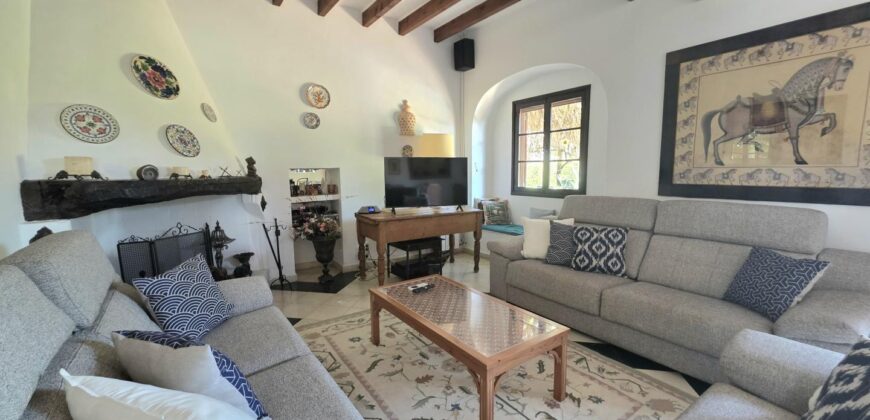 CASA DE CAMPO CON MUCHO CARÁCTER Y LICENCIA TURÍSTICA, ENTRE CALA D´OR Y CALONGE