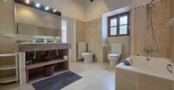 CASA DE CAMPO CON MUCHO CARÁCTER Y LICENCIA TURÍSTICA, ENTRE CALA D´OR Y CALONGE