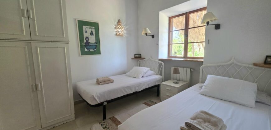 CASA DE CAMPO CON MUCHO CARÁCTER Y LICENCIA TURÍSTICA, ENTRE CALA D´OR Y CALONGE
