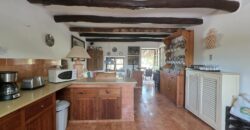 CASA DE CAMPO CON MUCHO CARÁCTER Y LICENCIA TURÍSTICA, ENTRE CALA D´OR Y CALONGE