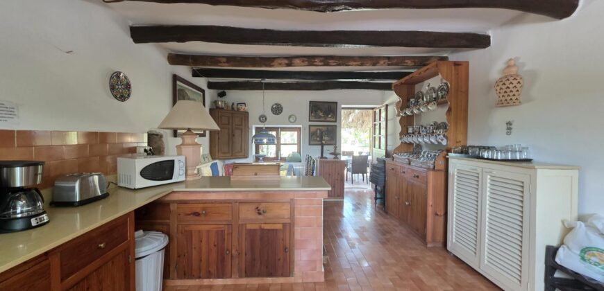 CASA DE CAMPO CON MUCHO CARÁCTER Y LICENCIA TURÍSTICA, ENTRE CALA D´OR Y CALONGE