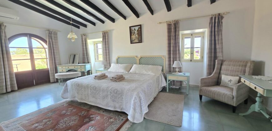 CASA DE CAMPO CON MUCHO CARÁCTER Y LICENCIA TURÍSTICA, ENTRE CALA D´OR Y CALONGE