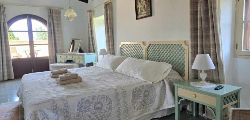 CASA DE CAMPO CON MUCHO CARÁCTER Y LICENCIA TURÍSTICA, ENTRE CALA D´OR Y CALONGE