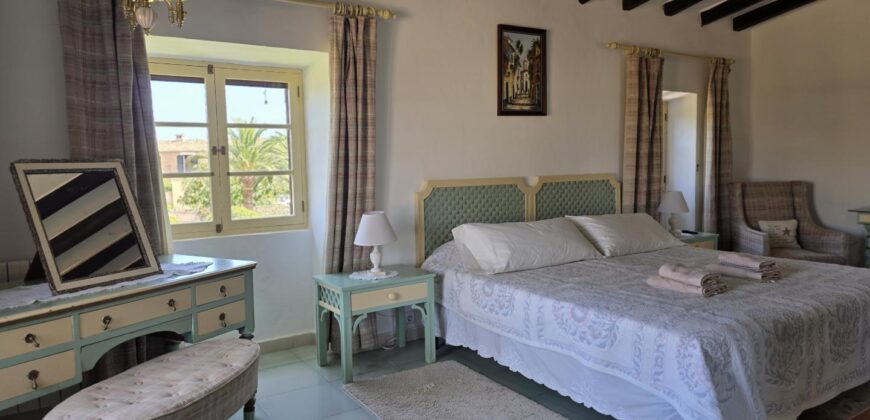 CASA DE CAMPO CON MUCHO CARÁCTER Y LICENCIA TURÍSTICA, ENTRE CALA D´OR Y CALONGE