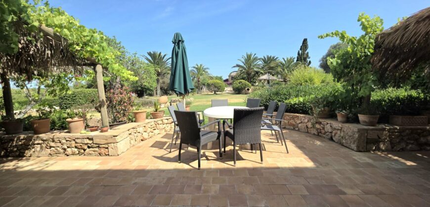 CASA DE CAMPO CON MUCHO CARÁCTER Y LICENCIA TURÍSTICA, ENTRE CALA D´OR Y CALONGE
