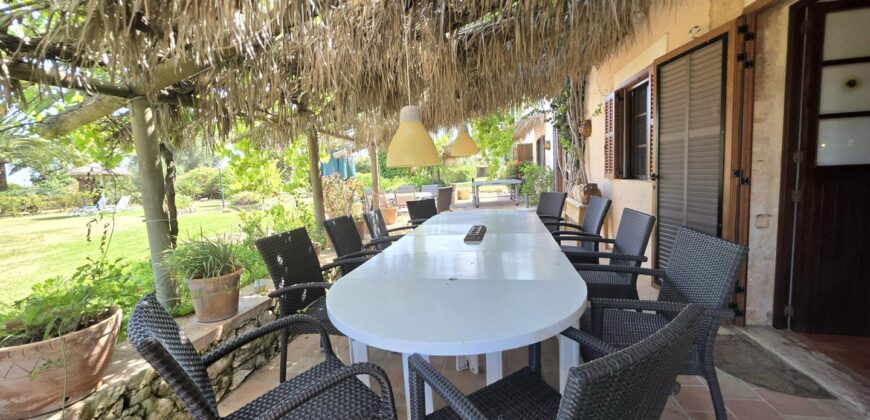 CASA DE CAMPO CON MUCHO CARÁCTER Y LICENCIA TURÍSTICA, ENTRE CALA D´OR Y CALONGE