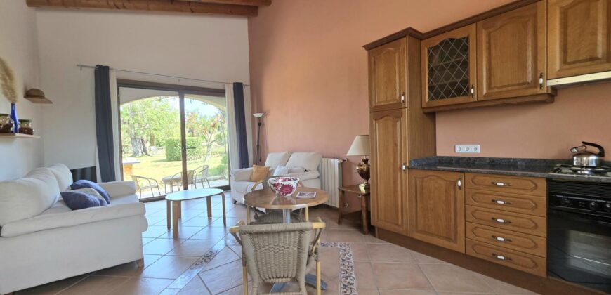 CASA DE CAMPO CON MUCHO CARÁCTER Y LICENCIA TURÍSTICA, ENTRE CALA D´OR Y CALONGE