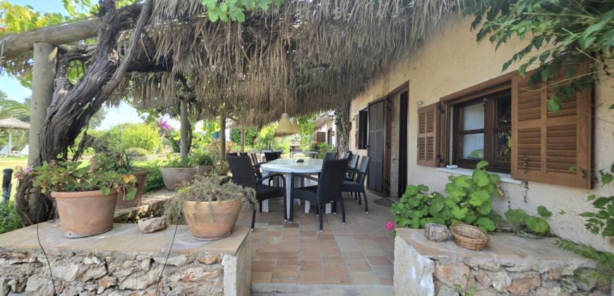 CASA DE CAMPO CON MUCHO CARÁCTER Y LICENCIA TURÍSTICA, ENTRE CALA D´OR Y CALONGE