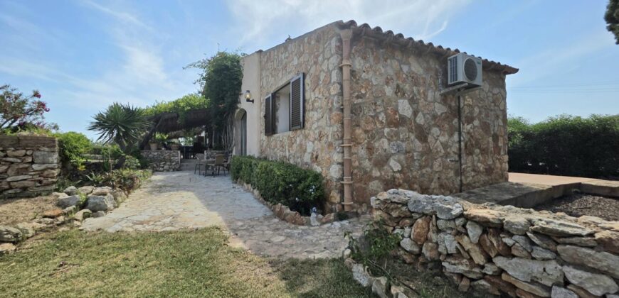 CASA DE CAMPO CON MUCHO CARÁCTER Y LICENCIA TURÍSTICA, ENTRE CALA D´OR Y CALONGE