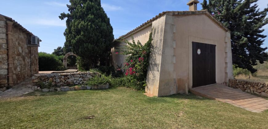 CASA DE CAMPO CON MUCHO CARÁCTER Y LICENCIA TURÍSTICA, ENTRE CALA D´OR Y CALONGE