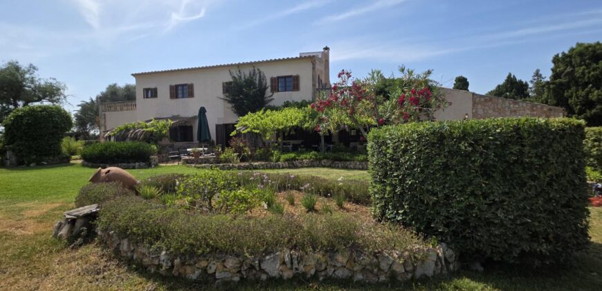 CASA DE CAMPO CON MUCHO CARÁCTER Y LICENCIA TURÍSTICA, ENTRE CALA D´OR Y CALONGE