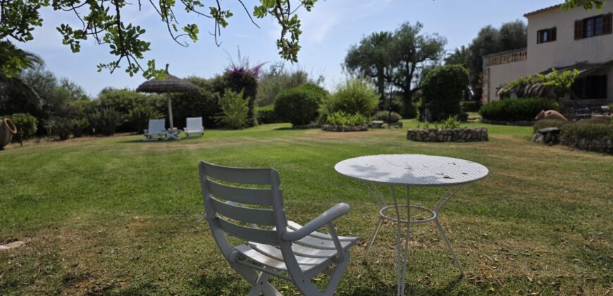 CASA DE CAMPO CON MUCHO CARÁCTER Y LICENCIA TURÍSTICA, ENTRE CALA D´OR Y CALONGE