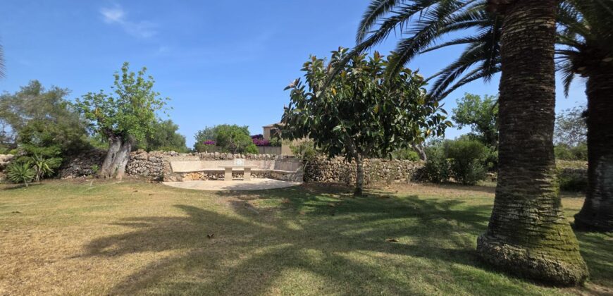 CASA DE CAMPO CON MUCHO CARÁCTER Y LICENCIA TURÍSTICA, ENTRE CALA D´OR Y CALONGE