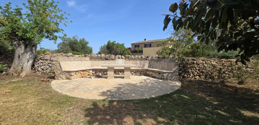 CASA DE CAMPO CON MUCHO CARÁCTER Y LICENCIA TURÍSTICA, ENTRE CALA D´OR Y CALONGE