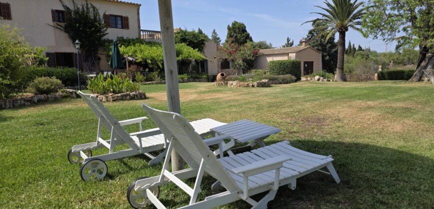 CASA DE CAMPO CON MUCHO CARÁCTER Y LICENCIA TURÍSTICA, ENTRE CALA D´OR Y CALONGE