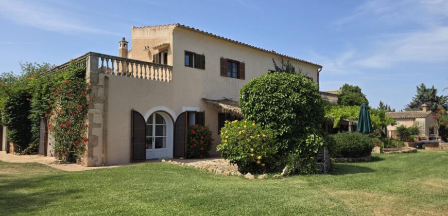 CASA DE CAMPO CON MUCHO CARÁCTER Y LICENCIA TURÍSTICA, ENTRE CALA D´OR Y CALONGE