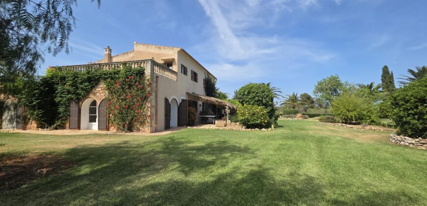 CASA DE CAMPO CON MUCHO CARÁCTER Y LICENCIA TURÍSTICA, ENTRE CALA D´OR Y CALONGE