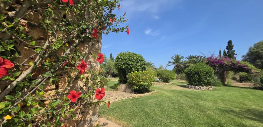 CASA DE CAMPO CON MUCHO CARÁCTER Y LICENCIA TURÍSTICA, ENTRE CALA D´OR Y CALONGE