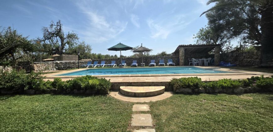CASA DE CAMPO CON MUCHO CARÁCTER Y LICENCIA TURÍSTICA, ENTRE CALA D´OR Y CALONGE