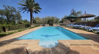 CASA DE CAMPO CON MUCHO CARÁCTER Y LICENCIA TURÍSTICA, ENTRE CALA D´OR Y CALONGE