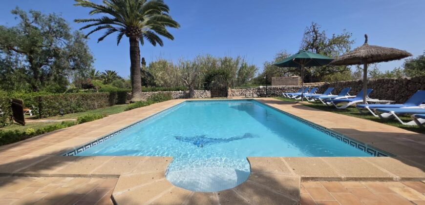 CASA DE CAMPO CON MUCHO CARÁCTER Y LICENCIA TURÍSTICA, ENTRE CALA D´OR Y CALONGE