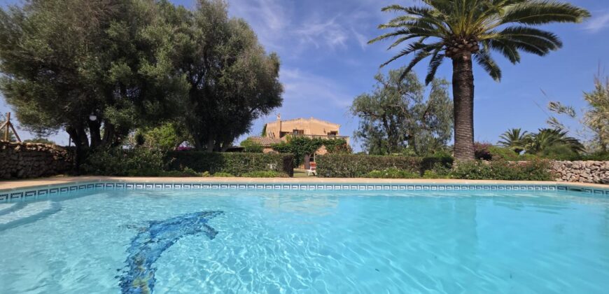 CASA DE CAMPO CON MUCHO CARÁCTER Y LICENCIA TURÍSTICA, ENTRE CALA D´OR Y CALONGE