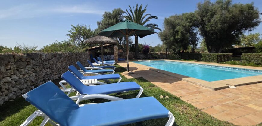 CASA DE CAMPO CON MUCHO CARÁCTER Y LICENCIA TURÍSTICA, ENTRE CALA D´OR Y CALONGE
