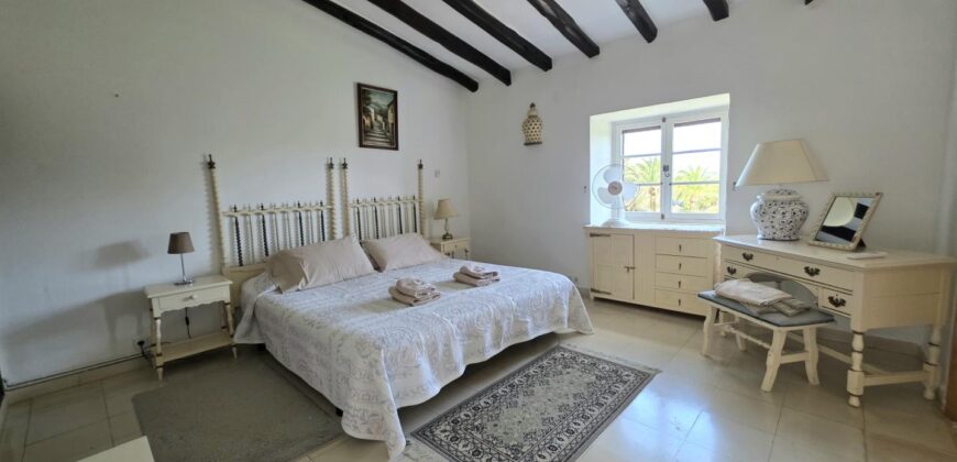 CASA DE CAMPO CON MUCHO CARÁCTER Y LICENCIA TURÍSTICA, ENTRE CALA D´OR Y CALONGE