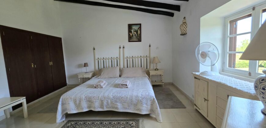 CASA DE CAMPO CON MUCHO CARÁCTER Y LICENCIA TURÍSTICA, ENTRE CALA D´OR Y CALONGE