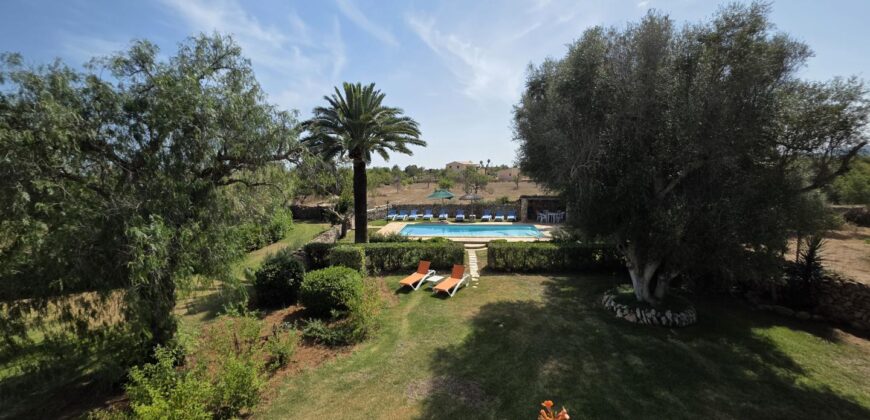 CASA DE CAMPO CON MUCHO CARÁCTER Y LICENCIA TURÍSTICA, ENTRE CALA D´OR Y CALONGE