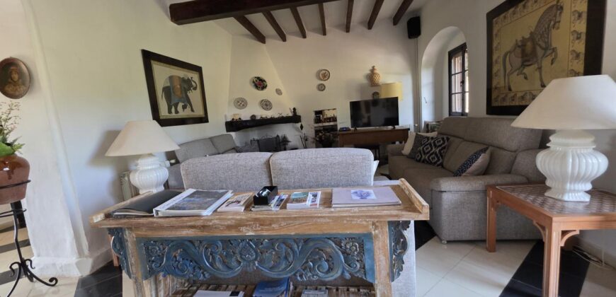 CASA DE CAMPO CON MUCHO CARÁCTER Y LICENCIA TURÍSTICA, ENTRE CALA D´OR Y CALONGE