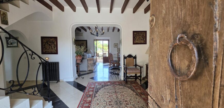 CASA DE CAMPO CON MUCHO CARÁCTER Y LICENCIA TURÍSTICA, ENTRE CALA D´OR Y CALONGE