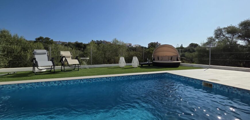 MODERNA CASA ADOSADA EN PORTOCOLOM 719.800 €