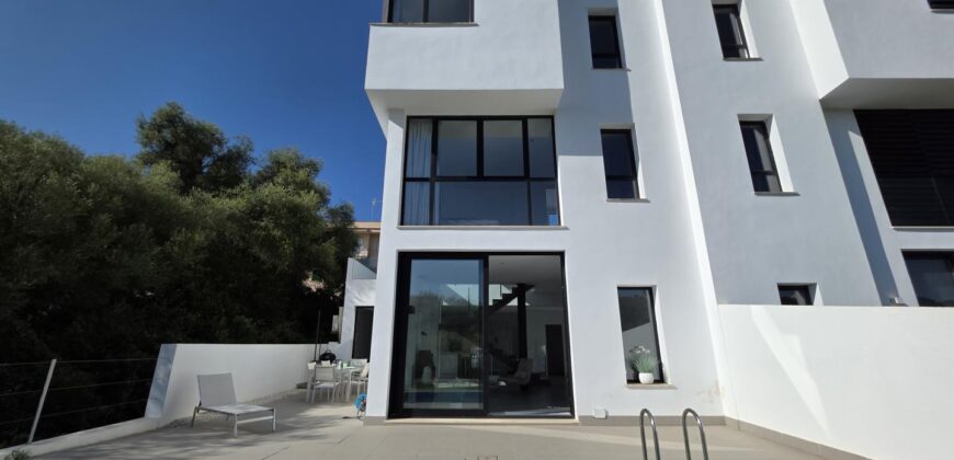 MODERNA CASA ADOSADA EN PORTOCOLOM 719.800 €